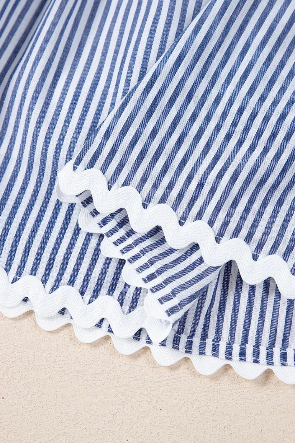 LP | Stripe Miniabito senza maniche, con ric ric incavo, in cui è possibile vedere la parte superiore del corpo.