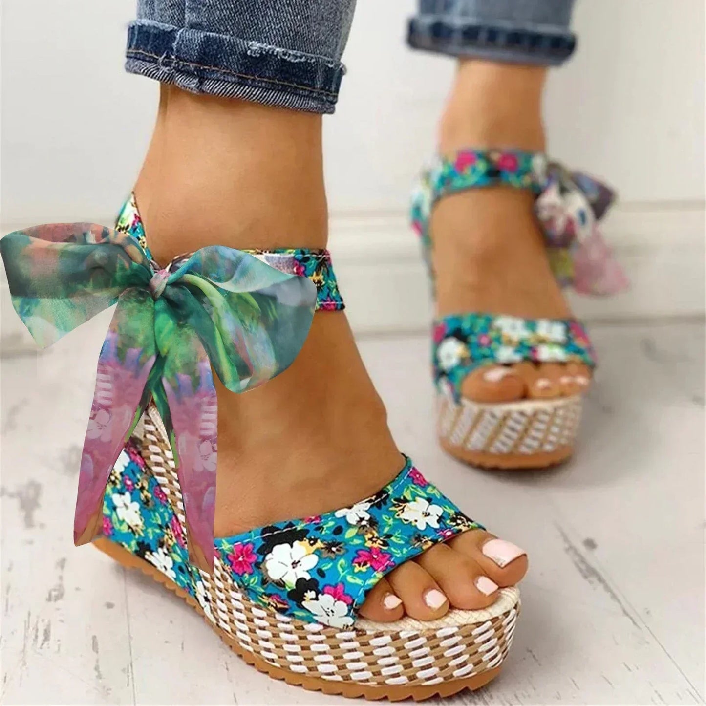 LP | | Sandali con zeppa e motivo floreale