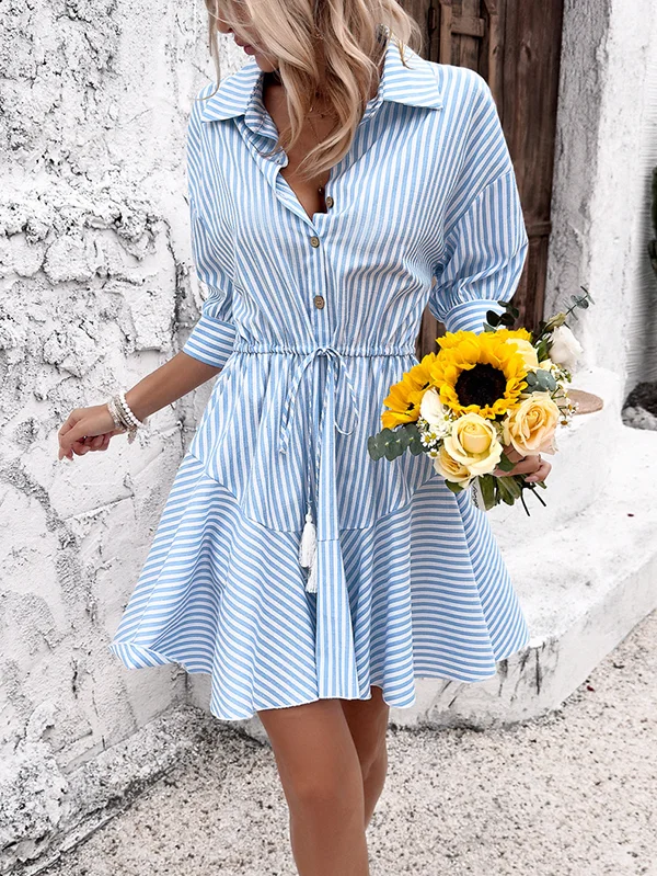 LP | Miniabito a mezze maniche, ampio, abbottonato, con coulisse, a righe, con risvolto in nappe, abito camicia