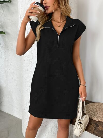 LP | Mini abito con mezza zip e cappuccio in texture
