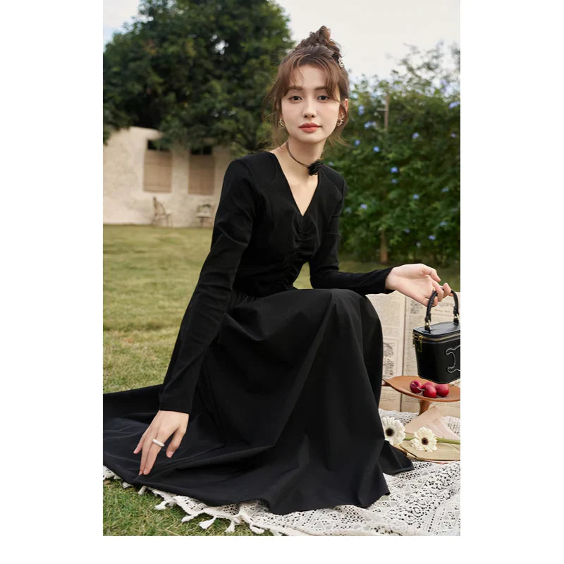 LP | Elegante abito midi nero in maglia smocked con scollo a V e linea ad A