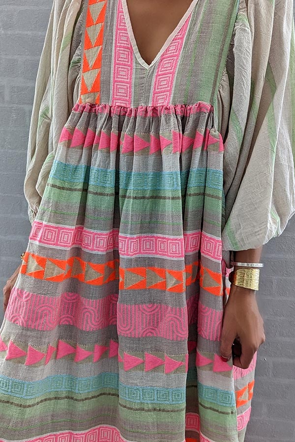 LP | Abito midi a righe rosa con chiave greca e collana arancione