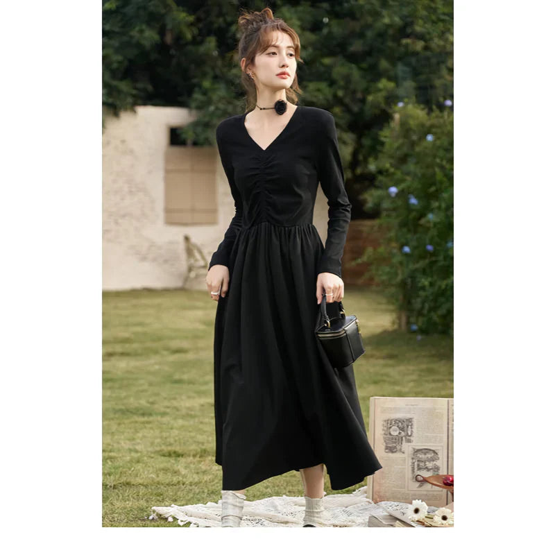 LP | Elegante abito midi nero in maglia smocked con scollo a V e linea ad A