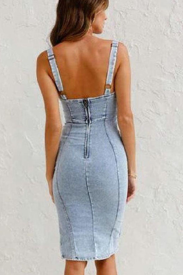 LP | Questo capo di stagione è in denim, con spalline regolabili e zip, e in più è un abito midi elasticizzato.
