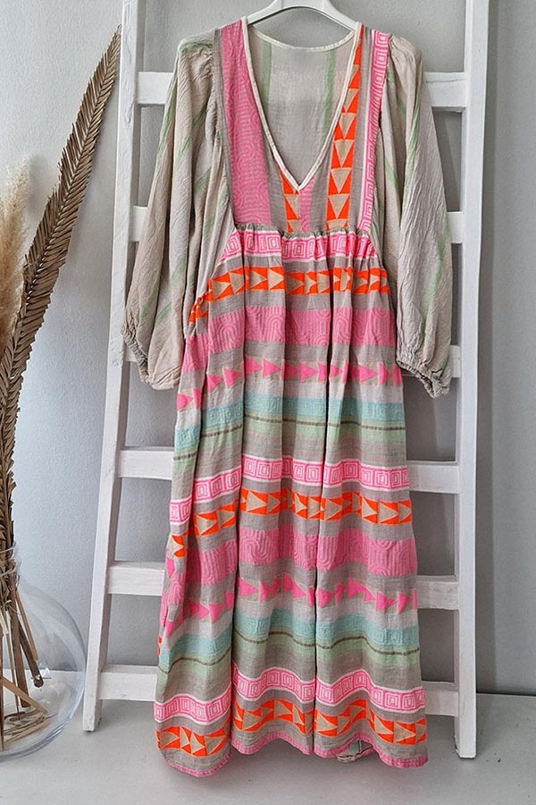 LP | Abito midi a righe rosa con chiave greca e collana arancione