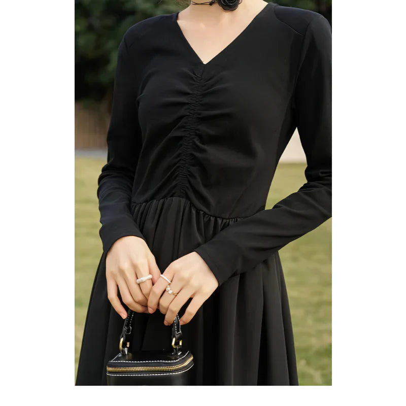 LP | Elegante abito midi nero in maglia smocked con scollo a V e linea ad A