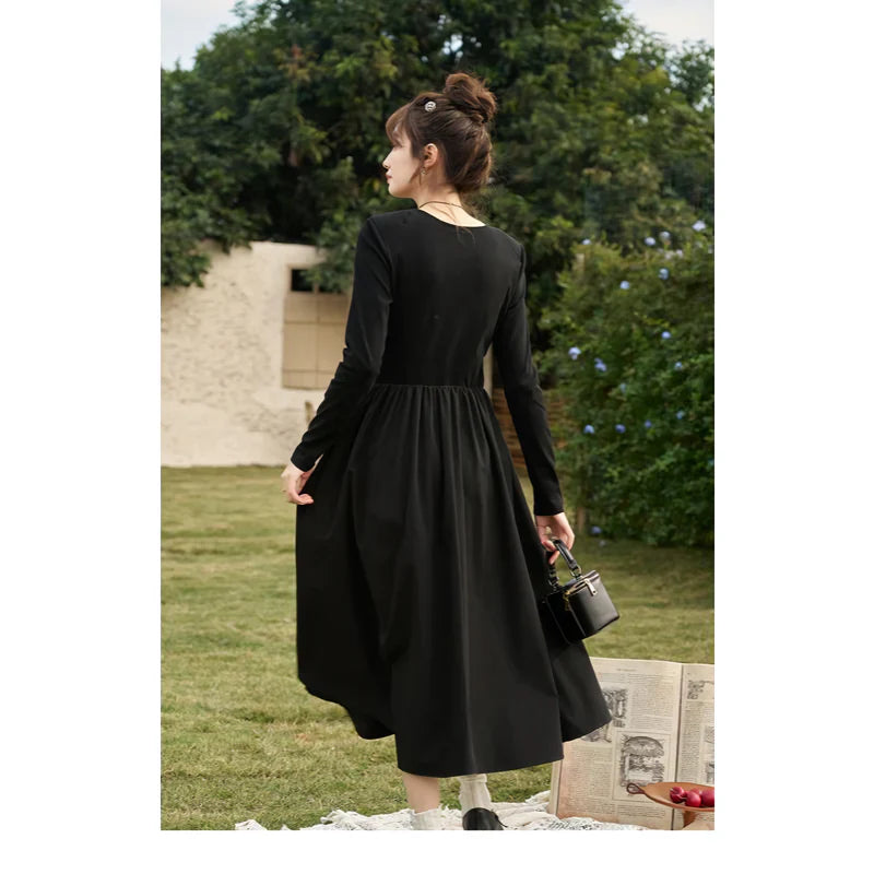 LP | Elegante abito midi nero in maglia smocked con scollo a V e linea ad A