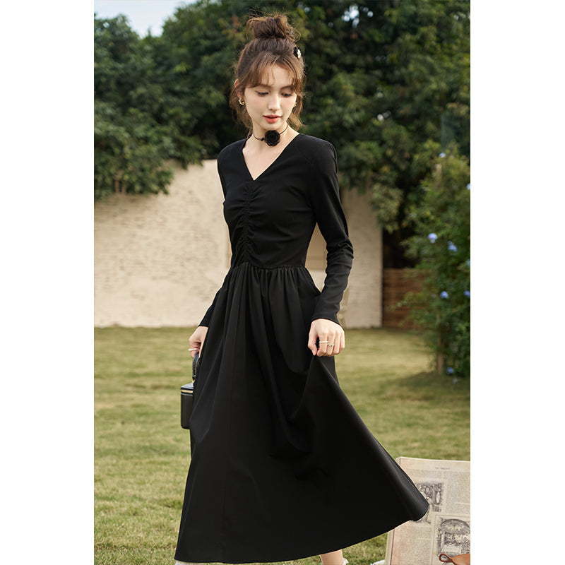 LP | Elegante abito midi nero in maglia smocked con scollo a V e linea ad A