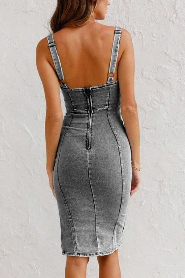 LP | Questo capo di stagione è in denim, con spalline regolabili e zip, e in più è un abito midi elasticizzato.