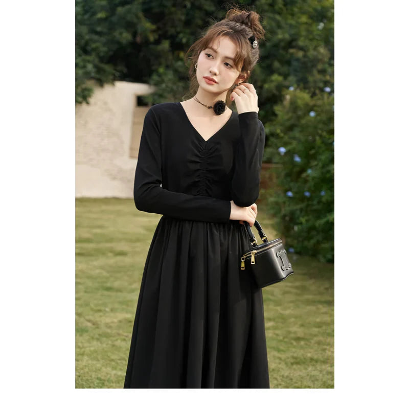 LP | Elegante abito midi nero in maglia smocked con scollo a V e linea ad A
