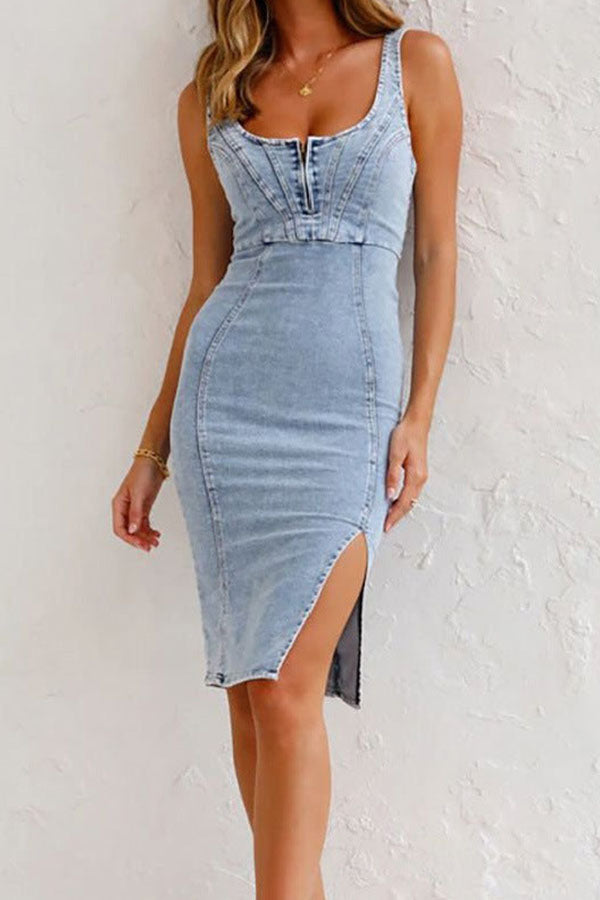 LP | Questo capo di stagione è in denim, con spalline regolabili e zip, e in più è un abito midi elasticizzato.