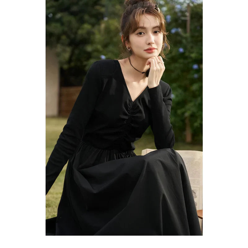 LP | Elegante abito midi nero in maglia smocked con scollo a V e linea ad A