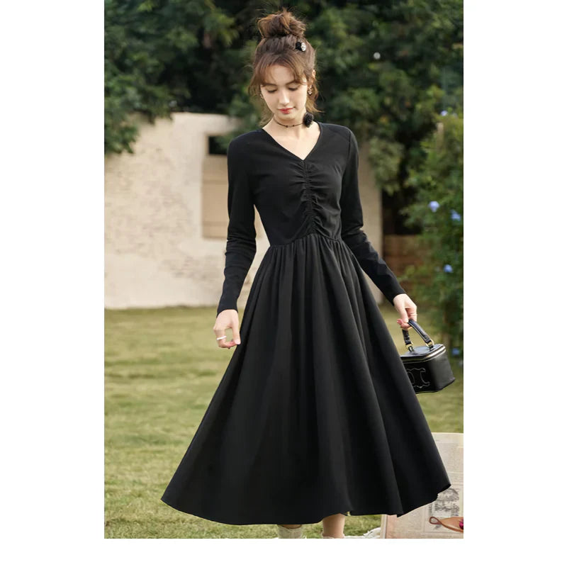 LP | Elegante abito midi nero in maglia smocked con scollo a V e linea ad A