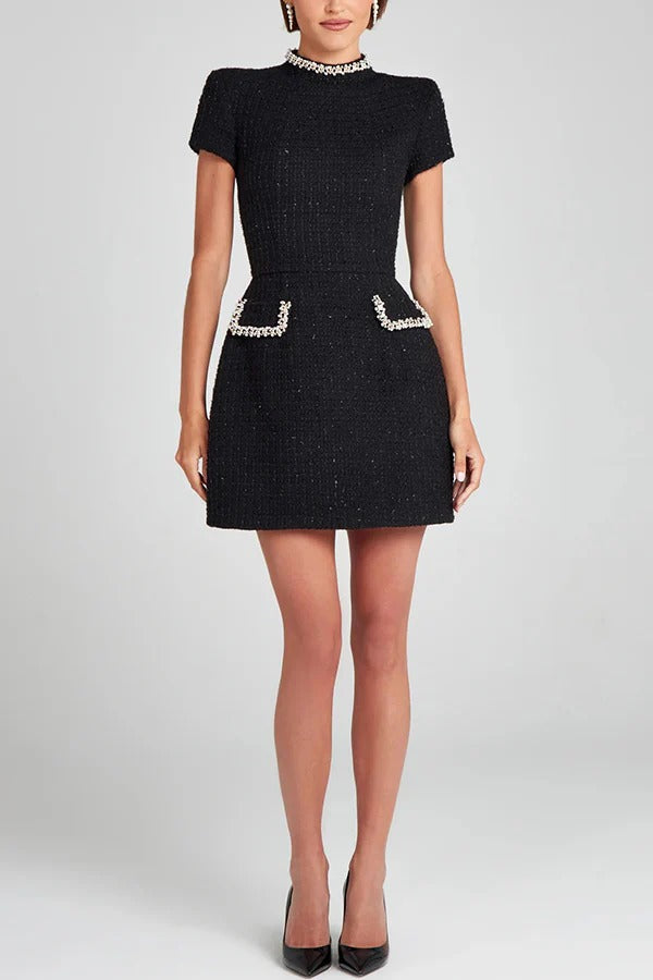 LP | Squisito e giocoso mini abito in tessuto tweed con perline e manica corta con taschino