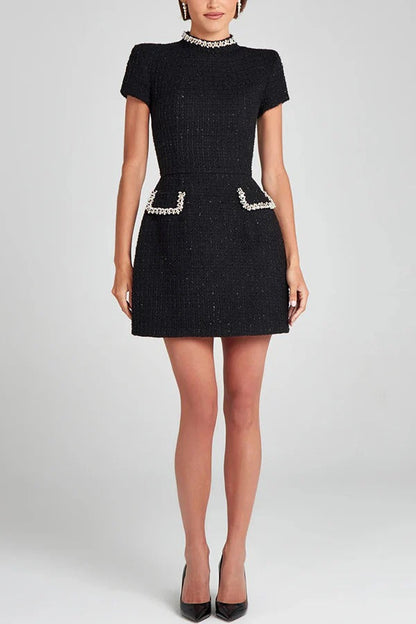 LP | Squisito e giocoso mini abito in tessuto tweed con perline e manica corta con taschino
