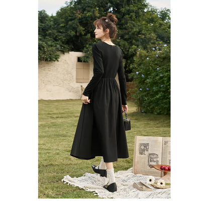 LP | Elegante abito midi nero in maglia smocked con scollo a V e linea ad A