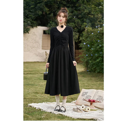 LP | Elegante abito midi nero in maglia smocked con scollo a V e linea ad A