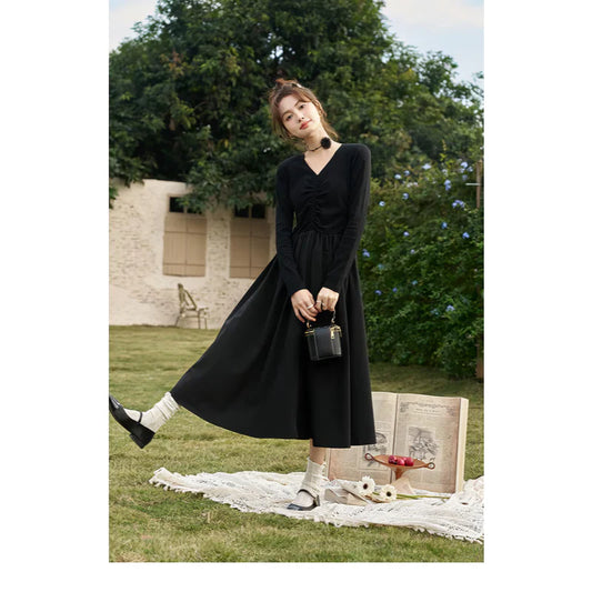 LP | Elegante abito midi nero in maglia smocked con scollo a V e linea ad A