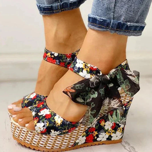 LP | | Sandali con zeppa e motivo floreale
