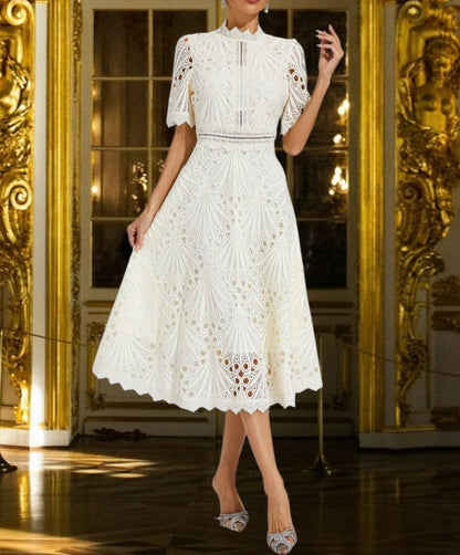 LP | Abito midi in pizzo con scollo rotondo e lusinghiero