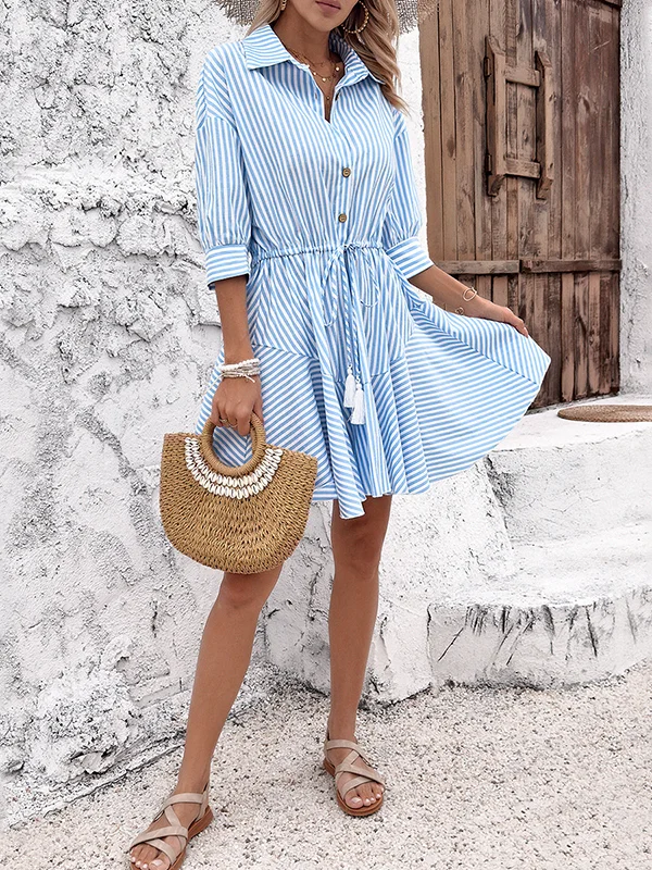 LP | Miniabito a mezze maniche, ampio, abbottonato, con coulisse, a righe, con risvolto in nappe, abito camicia
