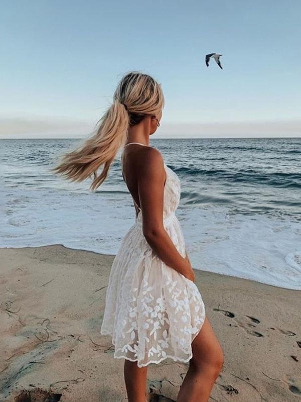 LP | Pizzo con scollo a V aperto sul retro, mini abito con bretelle in vita